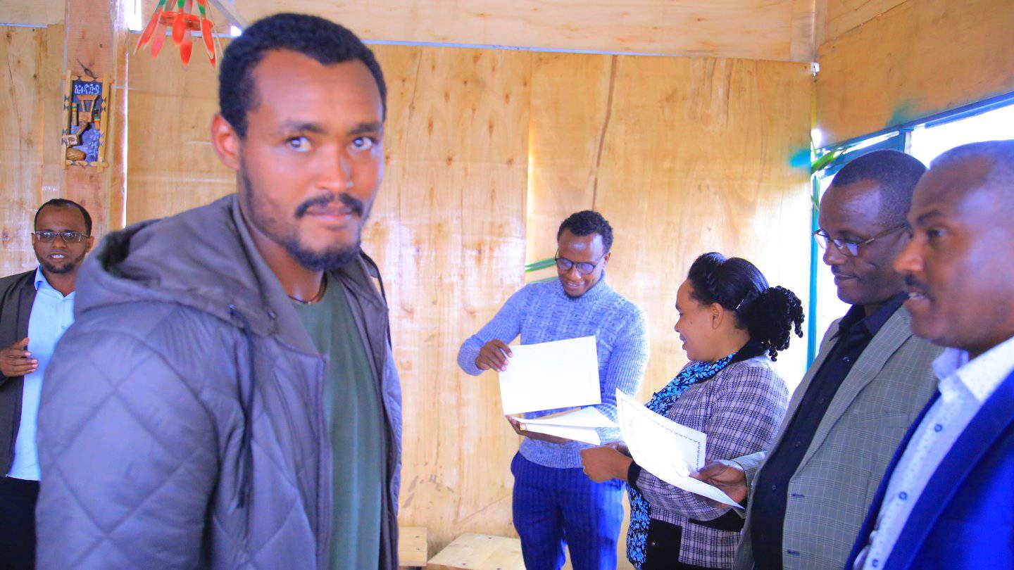 በሆሳዕና ከተማ የአራዳ ቀበሌ አስተዳደር ገቢዎች ጽ/ቤት የ2014 ዓ.ም የገቢ ዕቅድ አፈፃፀም በመገምገም ለግንባር ቀደም ሠራተኞች የዕውቅና ሰርተፊኬት አበረከተ ።