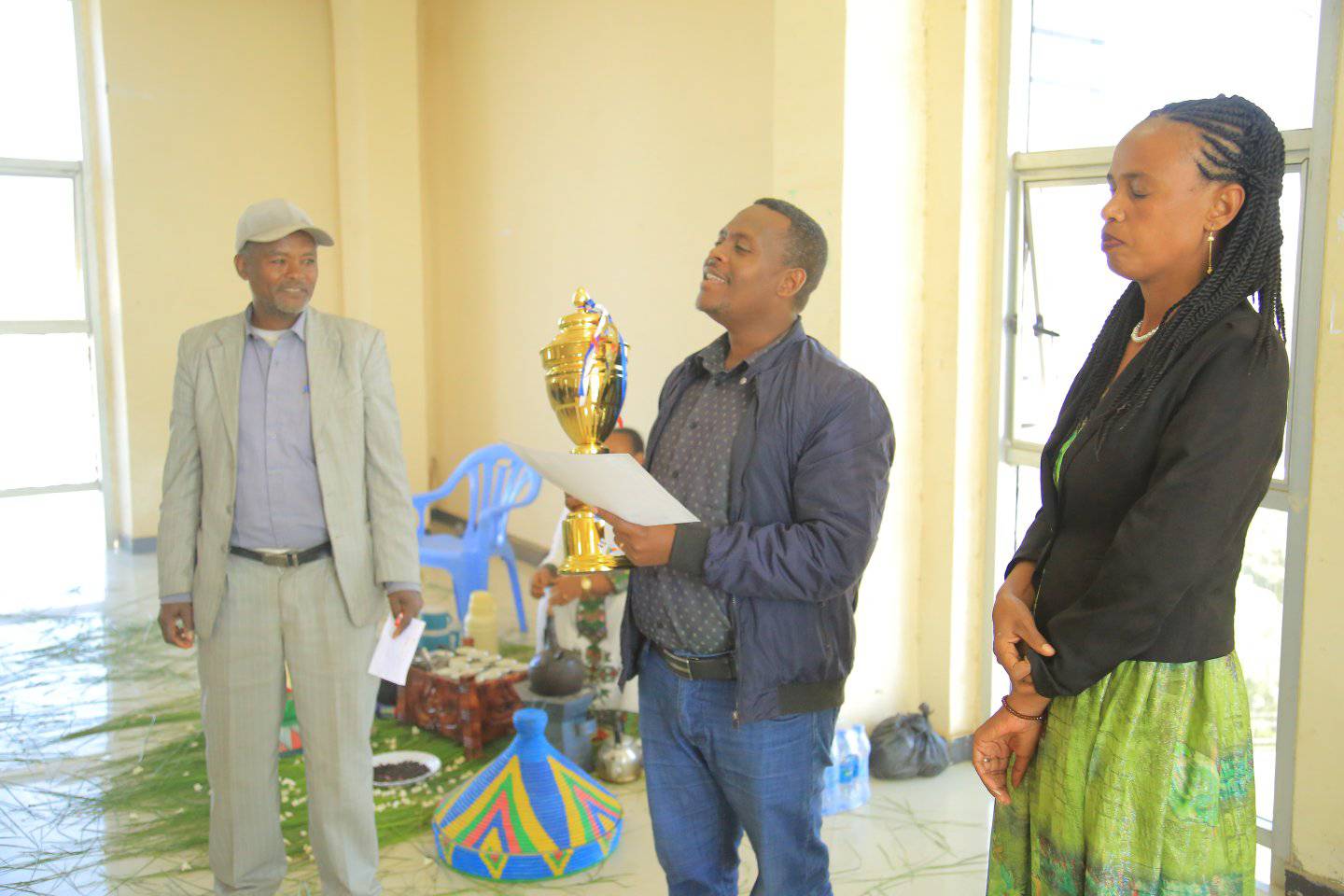 የሆሳዕና ከተማ ሴቶችና ህፃናት ጉዳይ ጽ/ቤት በ2014ዓ.ም በተግባር አፈፃፀም በዞን ደረጃ የዋንጫ ተሸላሚ መሆኑን ምክንያት በማድረግ የትውውቅ ፕሮግራም አካሄደ ።
